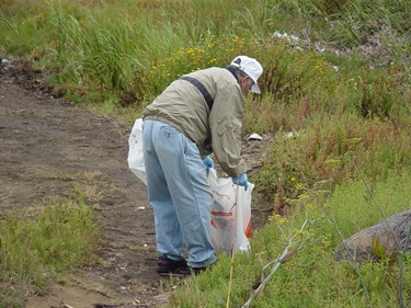 Mayor-Pedro-Gonzalez-at-Coastal-Clean-up.jpg